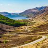 Slingerende weg naar Loch Maree in de Schotse hooglanden sur Rob IJsselstein