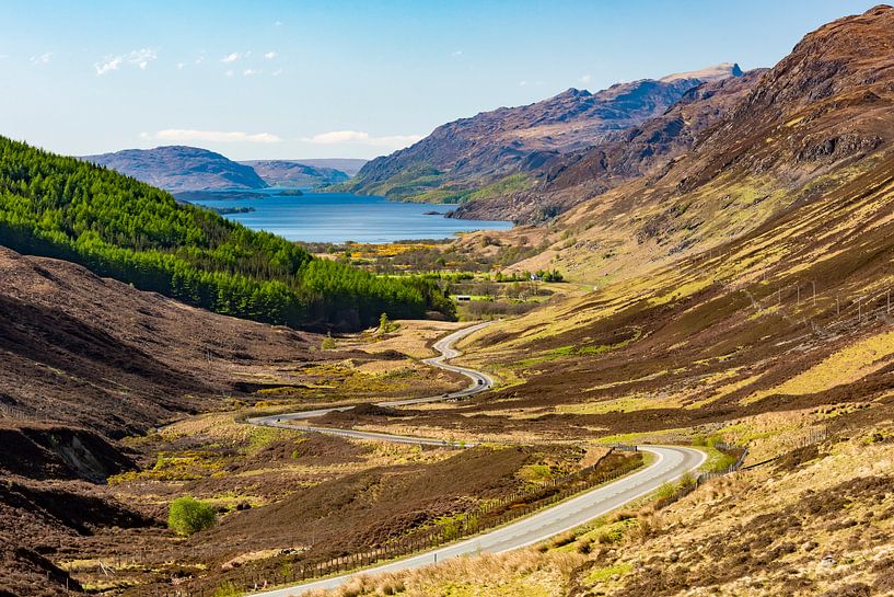 Slingerende weg naar Loch Maree in de Schotse hooglanden van Rob IJsselstein