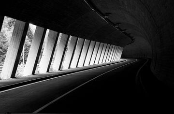 Weg door tunnel in zwart-wit