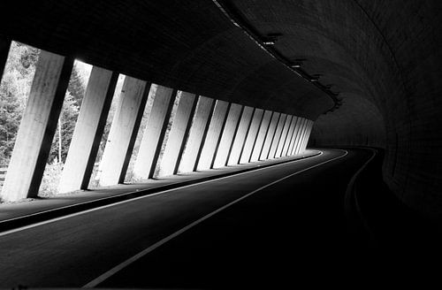 Weg door tunnel in zwart-wit