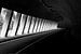 Weg door tunnel in zwart-wit van Maike Meuter