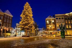 Marktplatz in der Innenstadt von Zwolle während eines kalten Wintersonnenuntergangs