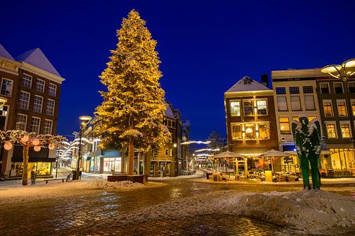 Zwolle Grote Markt in de binnenstad tijdens een koude winterse zonsondergang