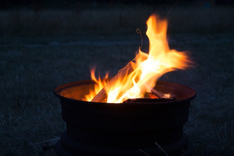 Feu de camp dans l'obscurité par Michel Vedder Photography