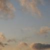 Een wandelaar onder een Magritte-waardige lucht van Frederike Heuvel