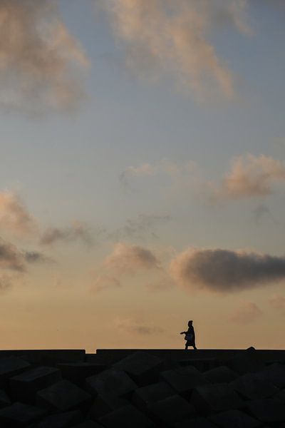 Een wandelaar onder een Magritte-waardige lucht van Frederike Heuvel