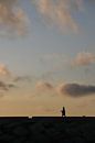 Een wandelaar onder een Magritte-waardige lucht van Frederike Heuvel thumbnail