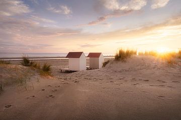 Strandhuisjes in gouden uur van Thom Brouwer