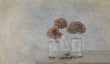 Glas en gedroogde bloemen