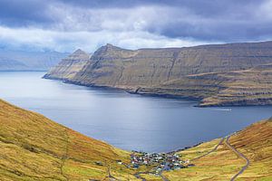 Blick auf das Dorf Funningur am Fjord Funningsfjørður auf der 