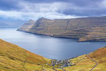 Uitzicht op het dorp Funningur bij de Funningsfjørður fjord op de