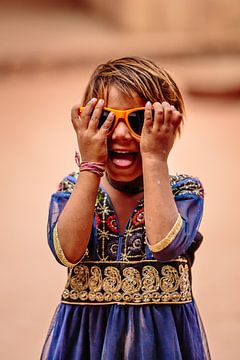 Lachend Kind In India | Kinderfotografie Delhi van Part of the vision