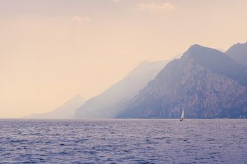 Eenzame zeilboot voor naderend regenfront op het Gardameer, Italië van Raphael Koch