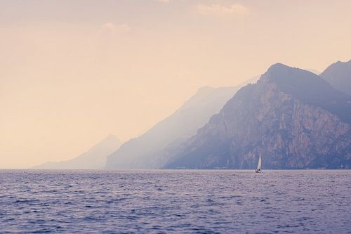 Voilier solitaire à l'approche d'un front pluvieux sur le lac de Garde, Italie sur Raphael Koch
