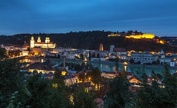 Passau van boven op het blauwe uur