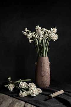 Jonquilles dans un vase en terre cuite | beaux-arts photographie couleur nature morte | impression a sur Nicole Colijn