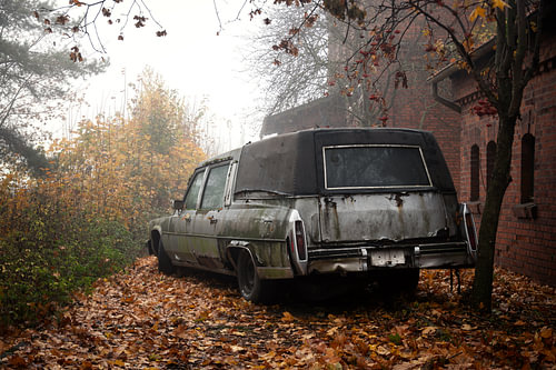 Herfststilte bij de verlaten lijkwagen