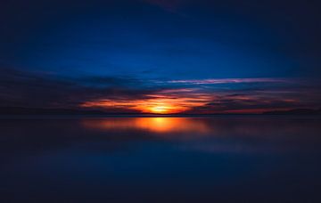Sonnenuntergang in Polen am Zarnowizer See. Spiegelglatt Minimalimus von Jakob Baranowski - Photography - Video - Photoshop