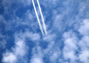 Flugzeug am blauen Wolkenhimmel von Roswitha Lorz
