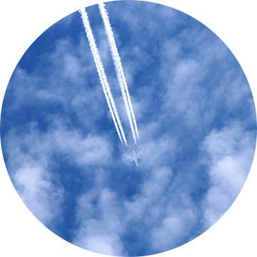 Flugzeug am blauen Wolkenhimmel van Roswitha Lorz