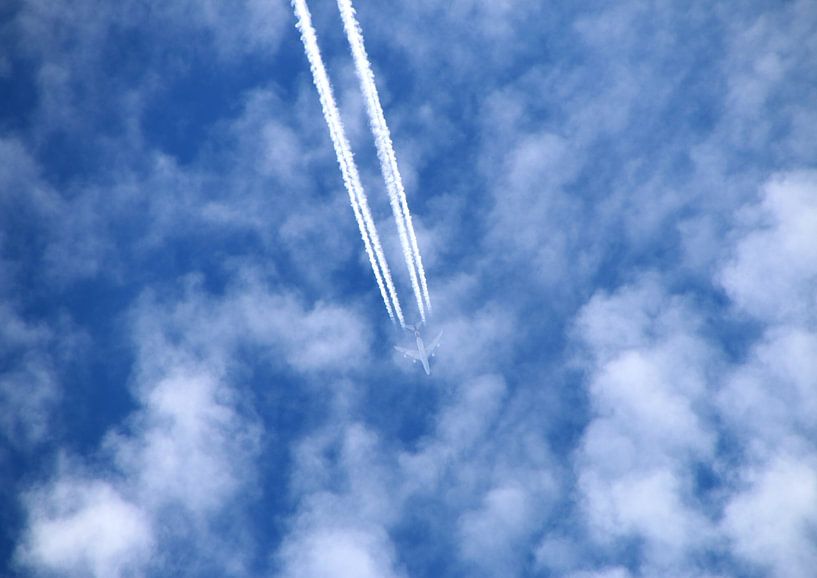 Flugzeug am blauen Wolkenhimmel van Roswitha Lorz