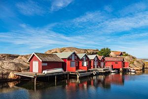 Haven met boothuizen in het dorp Smögen in Zweden van Rico Ködder