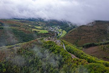 Burg Bourscheid im Nebel aus der Luft von Ewold Kooistra