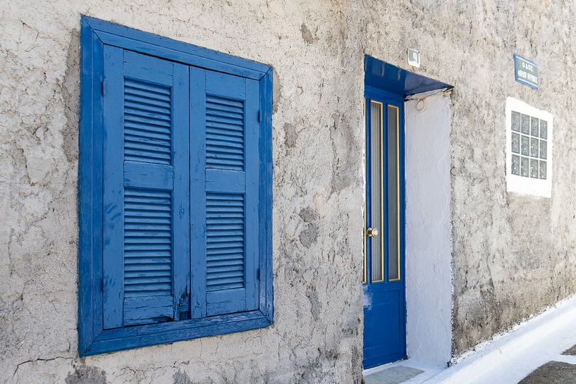 Blaue Fensterläden auf Samos von Elly Damen