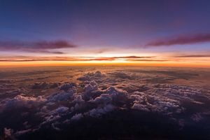 Prachtige zonsondergang boven de wolken van Denis Feiner