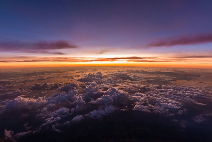 Wunderschöner Sonnenuntergang über den Wolken von Denis Feiner