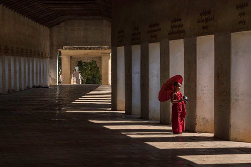 Jonge monnik in de gangen van een tempel in Bagan
