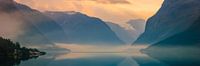 Sonnenaufgang am Lovatnet, Vestland, Norwegen