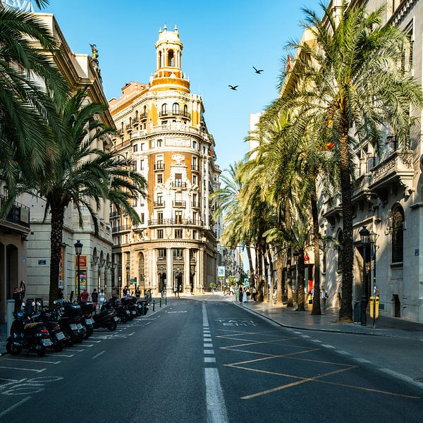 Ochtendlicht op de Calle de la Paz, Valencia van Wim Brauns