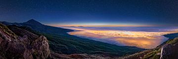 Tenerife avec des nuages lumineux et des étoiles dans le parc national du Teide.