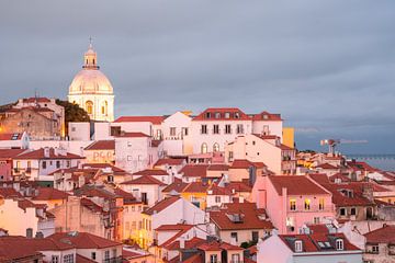 Lissabon in de schemering met zijn prachtige stadsbeeld en historische gebouwen van Leo Schindzielorz