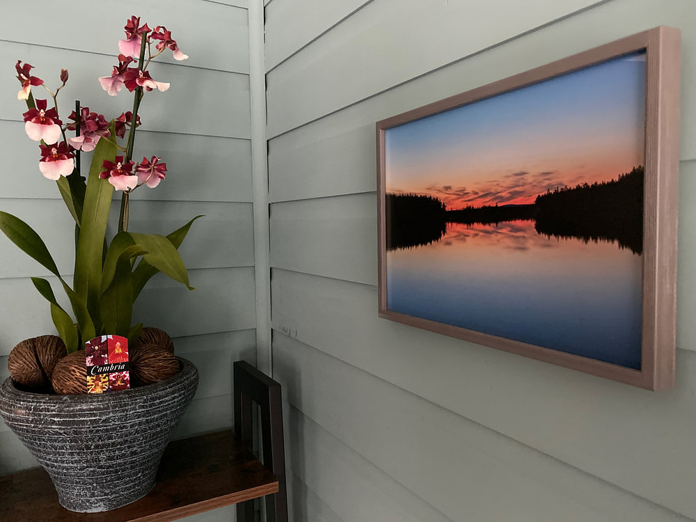 Silhouette reflectie meer in Finland, van Leon Brouwer
