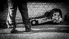 Stoere roadie staand bij liggende gitaarkoffer van Customvince | Vincent Arnoldussen