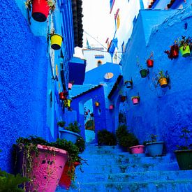 het blauwste steegje in Chefchouan (Marokko) van Inneke Heesakkers