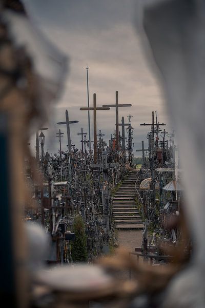Kruisheuvel in Litouwen van Robert Ruidl