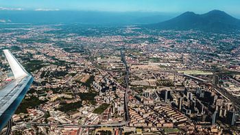 Kijkend door het vliegtuigraam om de wereld van boven te aanschouwen.