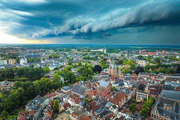 Stormwolken boven Zwolle tijdens een zomerse onweersbui
