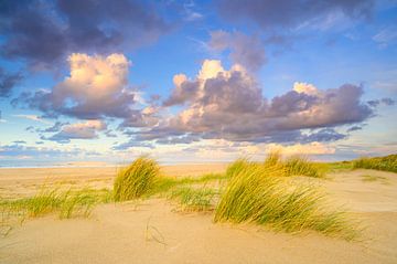 Zonsondergang op het strand van Texel met zandduinen op de voorgrond