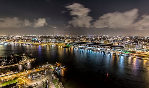 Uitzicht over Amsterdam Centraal Station, uitzicht vanaf A'DAM toren van Renzo Gerritsen