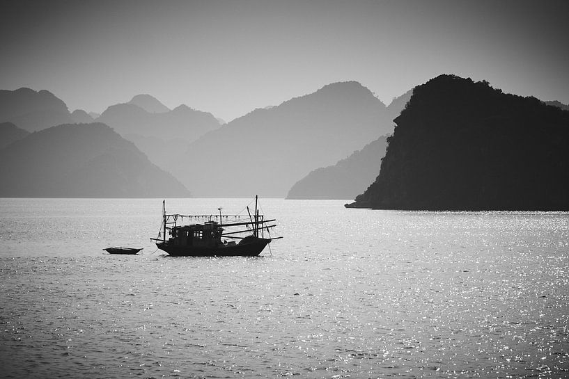 vissersboot in Halong bay in zwart/wit van Karel Ham