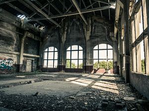 Halle im Gebäude des erloschenen Kohlebergwerks in Belgien von Art By Dominic