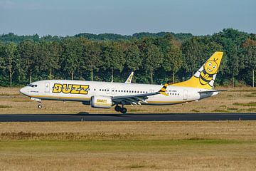 Buzz Ryanair Boeing 737-8-200 Max landt op Eindhoven. van Jaap van den Berg