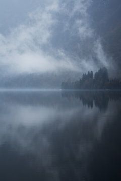 Bohinj meer in herfsttooi van Martin Podt