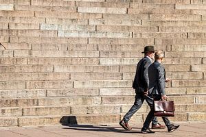 Des hommes d'affaires descendent les escaliers à Helsinki