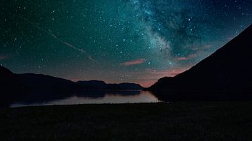 Fjord en zee in Noorwegen bij het blauwe uur en de sterrenhemel van Martin Köbsch