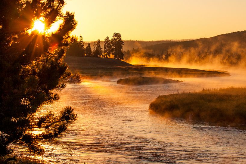 Zonsopkomst over Yellowstone rivier van Stefan Verheij